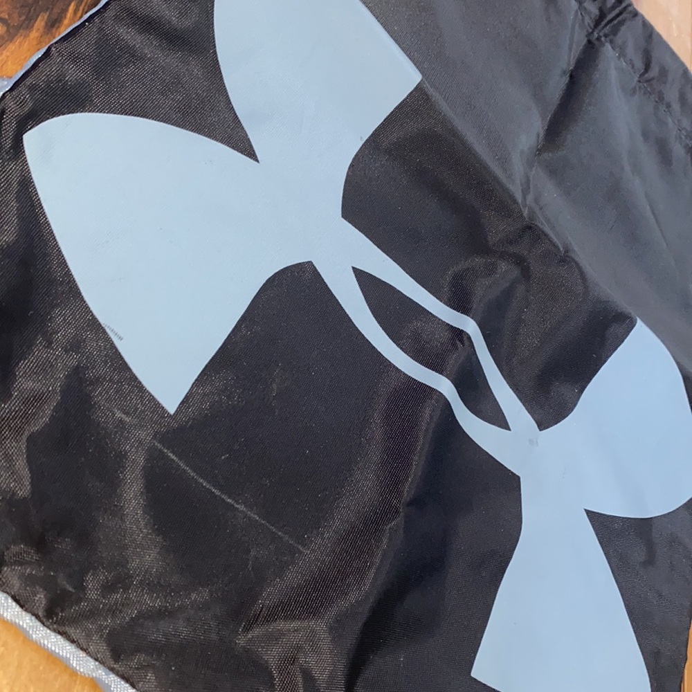 LIKE NEW~ UNDER ARMOUR SLING BAG - Picture 5 of 8